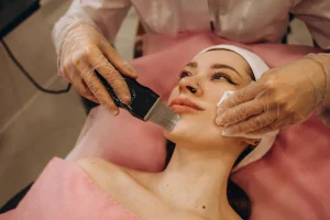 ultrasonic-face-cleaning-peeling-in-a-beauty-salon
